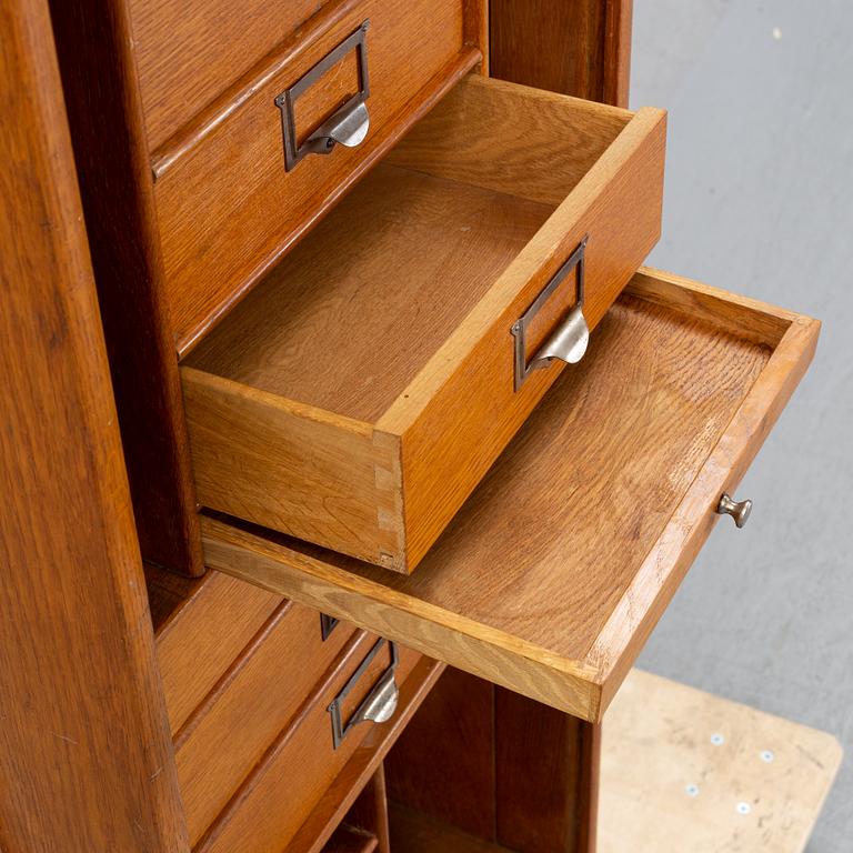 Arkivskåp med jalusi, 1900-talets första hälft.