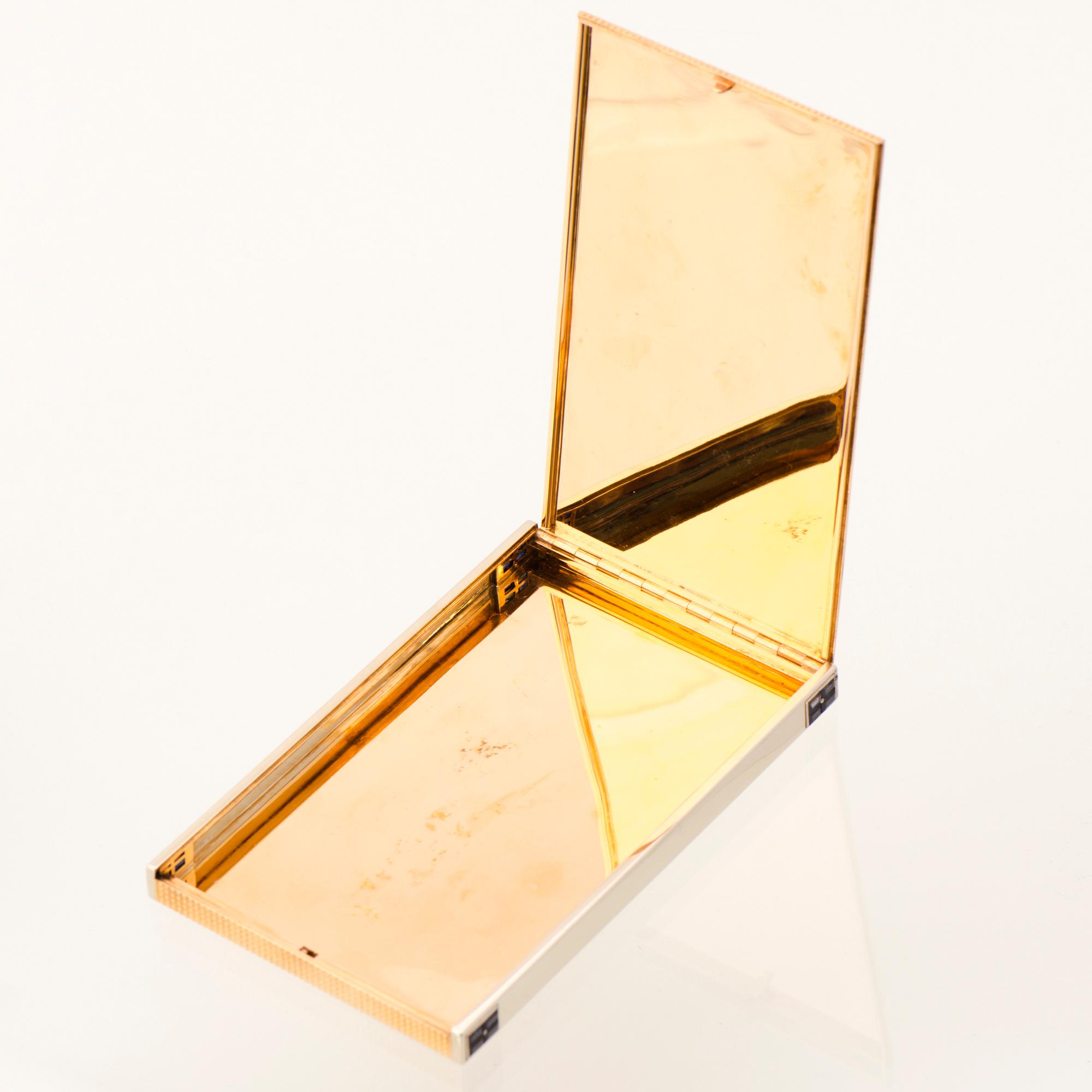 A GOLDEN CASE, 18K gold and white gold, square cut sapphires.
