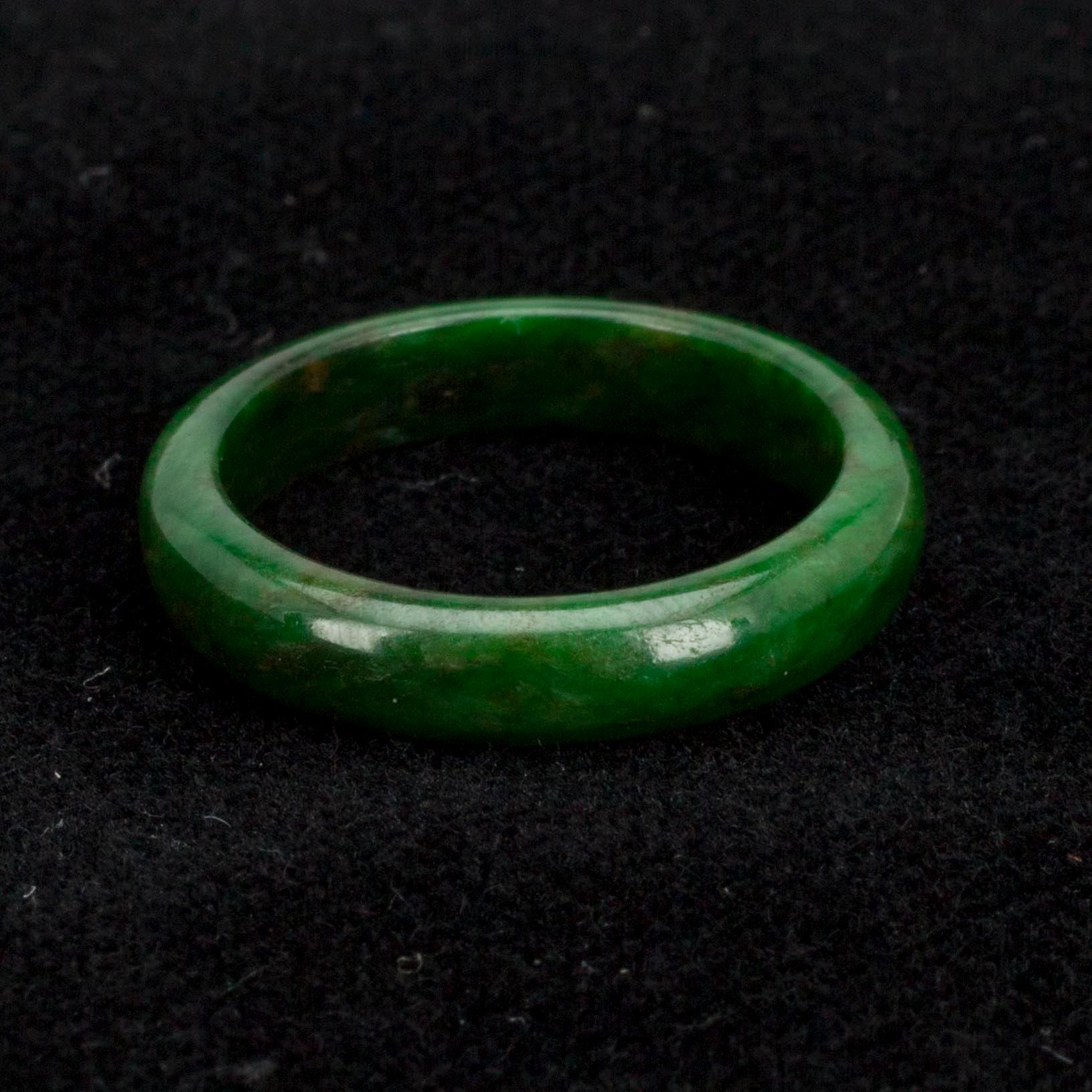 JADERING samt HALSBAND. Jade, Sertifikat.