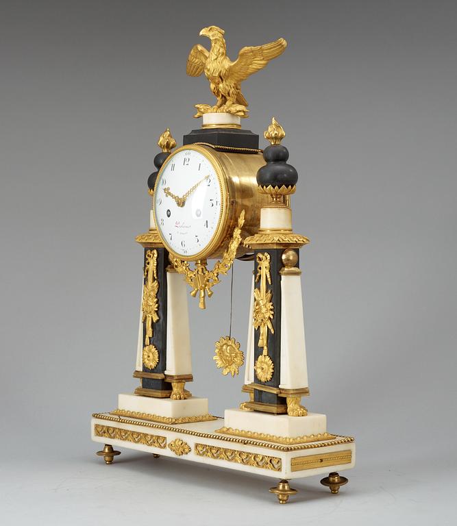 BORDSPENDYL, av Michel-Francois Piolaine (mästare i Paris 1787). Frankrike, 1700-talets slut. Louis XVI.