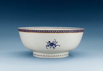 An enamelled punch bowl, Qing dynasty, Jiaqing (1796-1820).