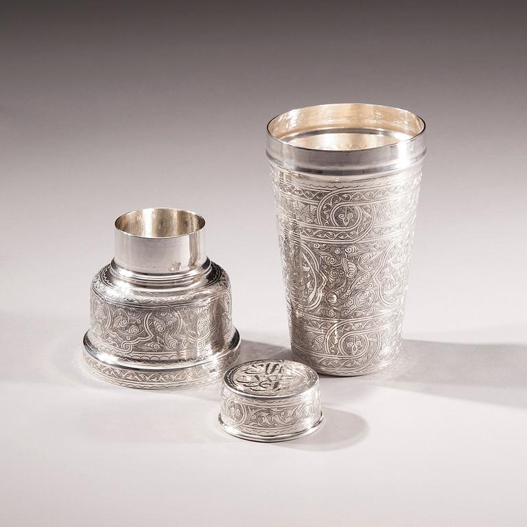 SHAKER, silver, orientalisk, bär finska kontrollstäplar 1988. Totalvikt ca 437 g.