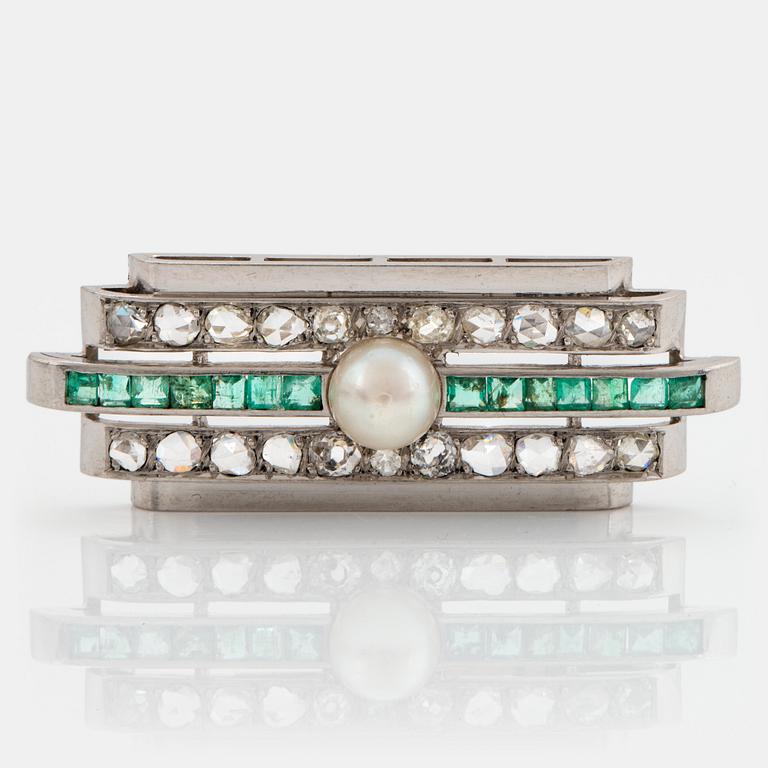 Brosch platina med gammal- och rosenslipade diamanter, fasettslipade smaragder och en pärla.