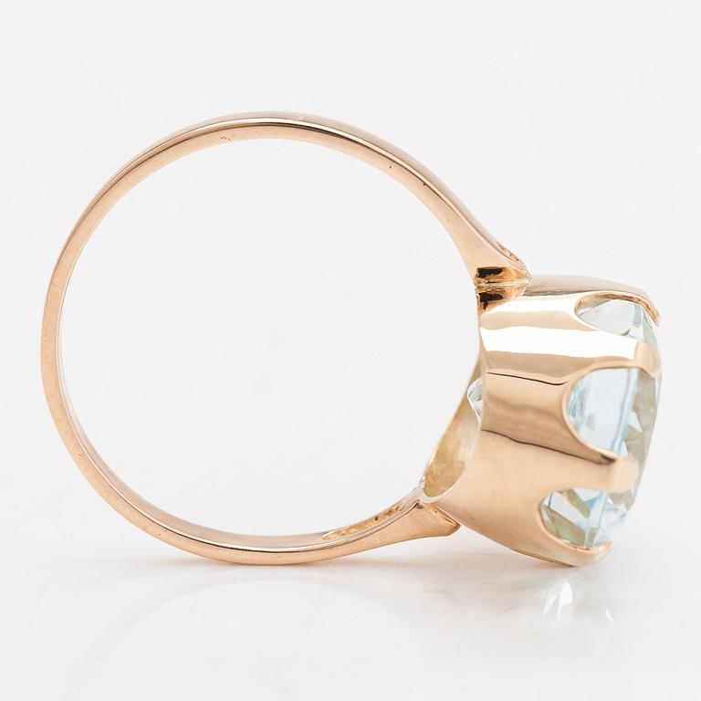 A 14K gold ring, with an oval topaz. Finnish hallmarks.