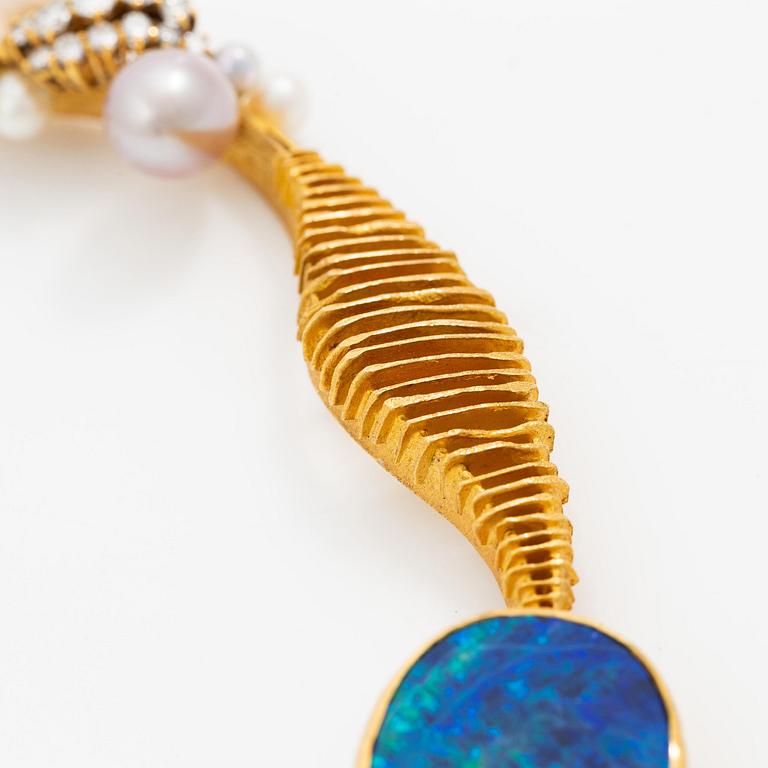 Karlheinz Sauer collier 18K guld och opal med odlade pärlor samt runda briljantslipade diamanter.