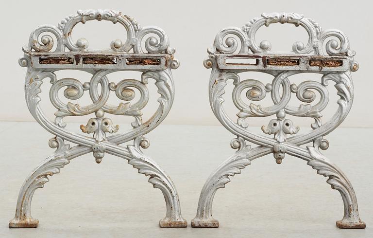 BÄNKGAVLAR, ett par, gjutjärn, sent 1800-tal.