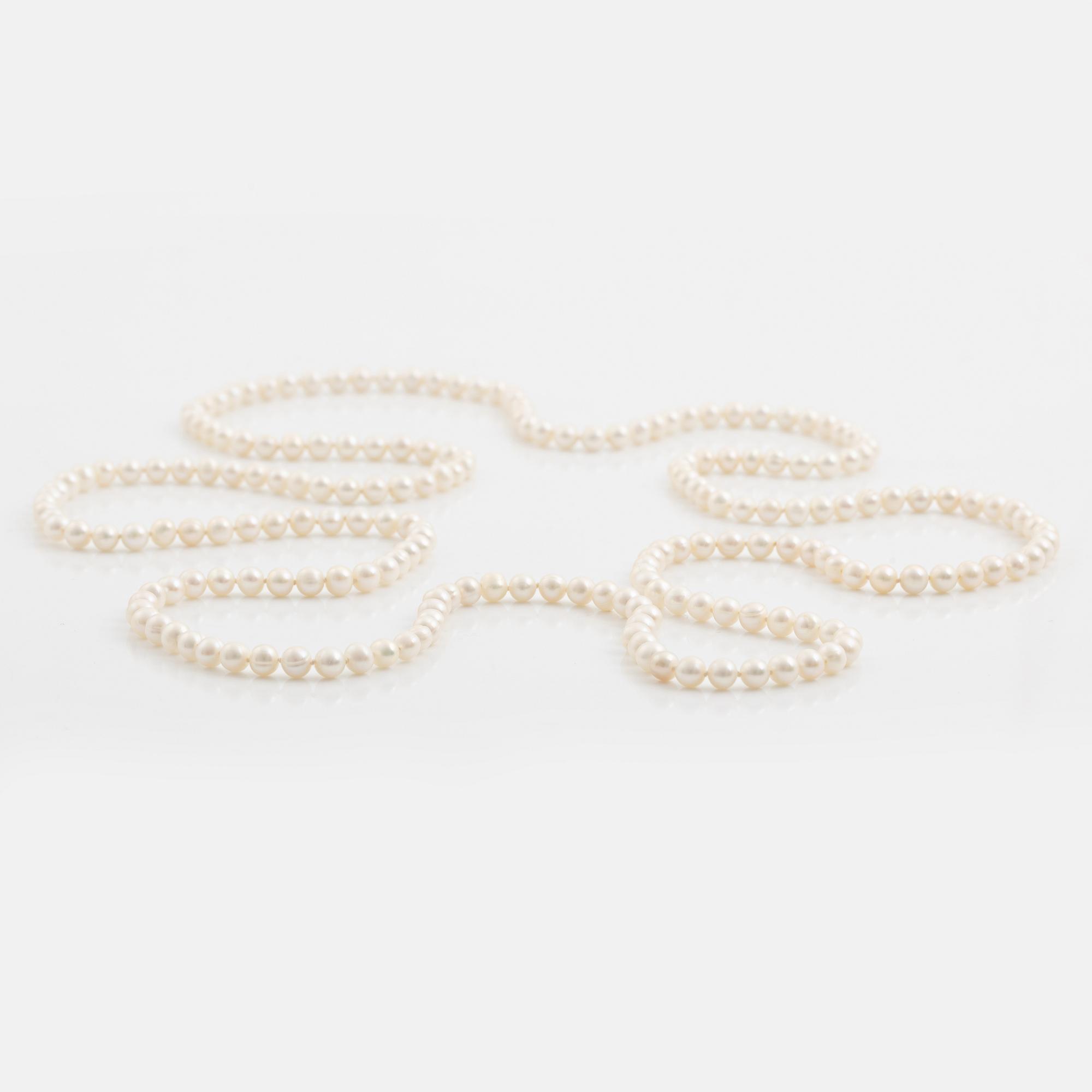 Necklace, longer model, with cultured pearls.