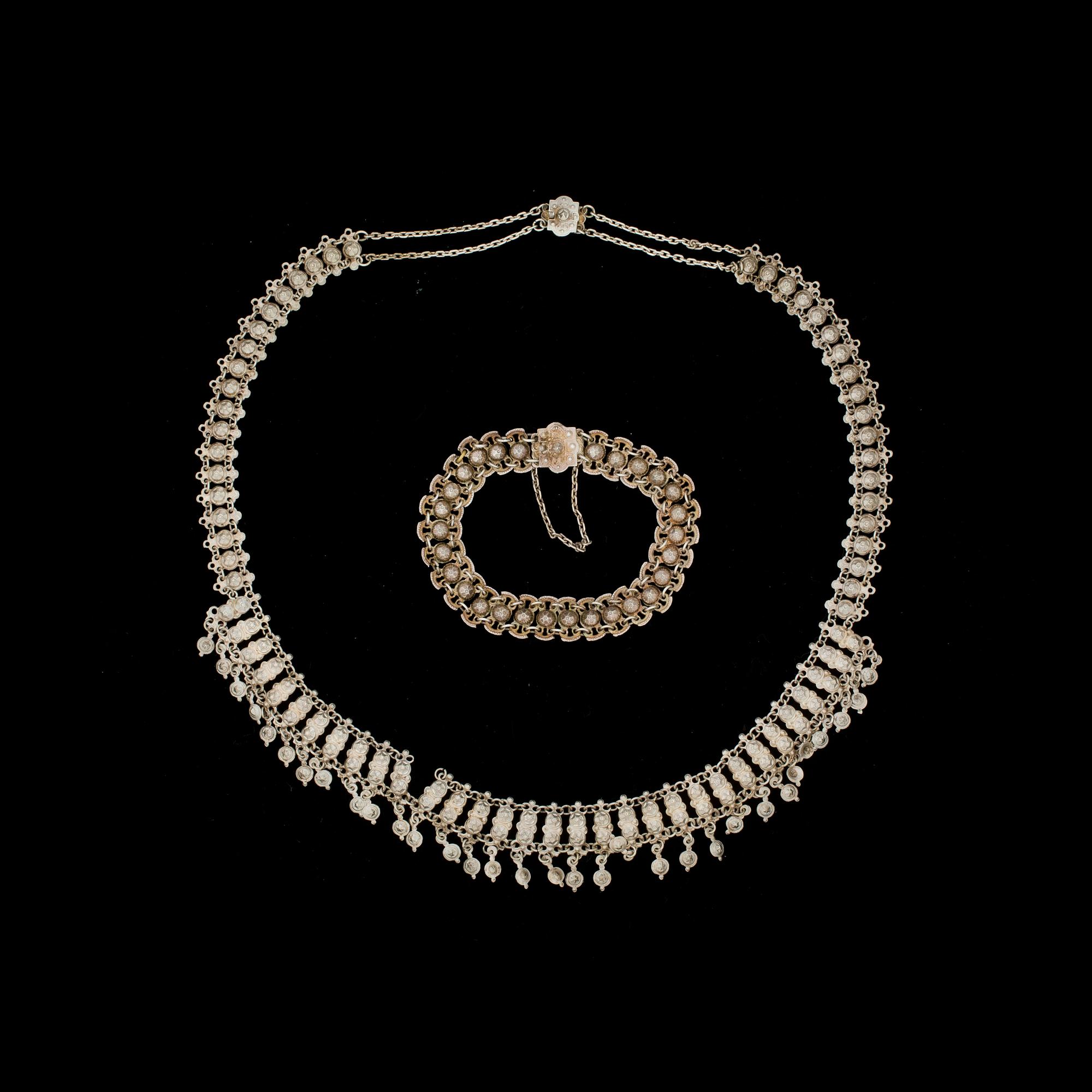 DRÄKTSMYCKEN, 2 st. Silver. 1800-talets mitt. Vikt 33 g.