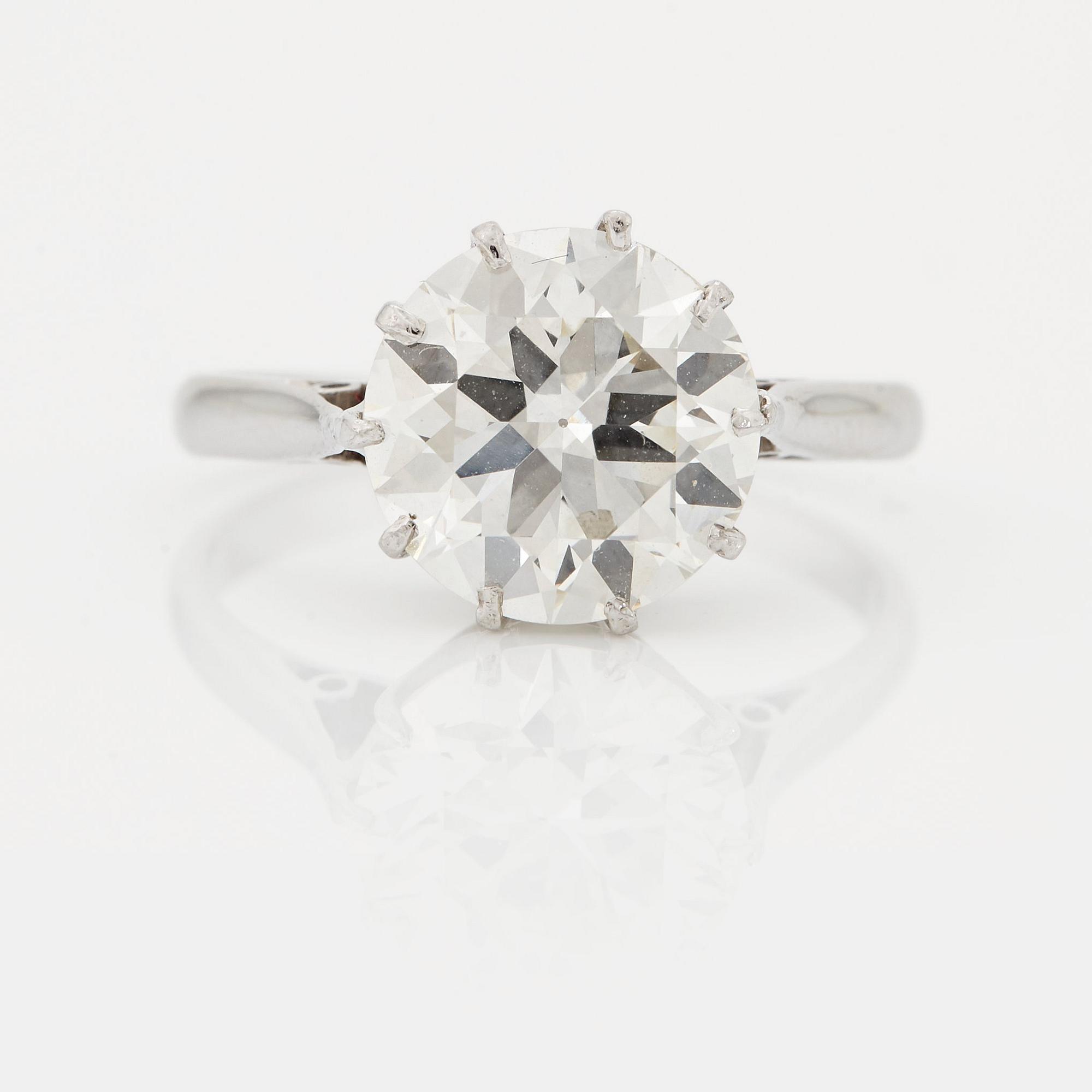 RING med en gammalslipad diamant.