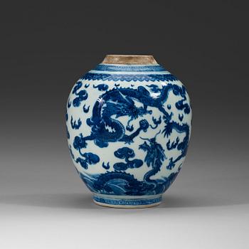 423. A blue and white dragon jar, Qingdynasty, Qianlong (1736-95).