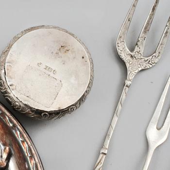PARTI SILVER, 37 delar, mestadels Sverige, 1800- och 1900-tal, vikt ca 1250 g.
