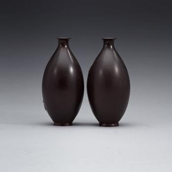 A pair of bronze vases, Meiji (1868-1912).