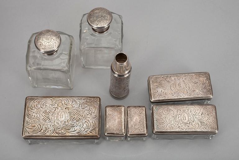 SKRIN, trä samt mässing, TOILETTETILLBEHÖR, 7 delar, silver samt glas, Frankrike 1800-tal.