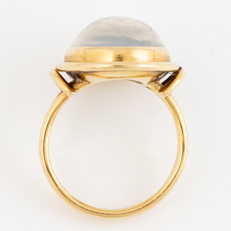 Ring 18K gold with moonstone.
