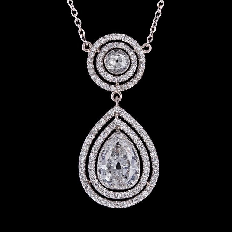 A drop-and brilliant cut diamond pendant, tot. app. 2.60 cts.