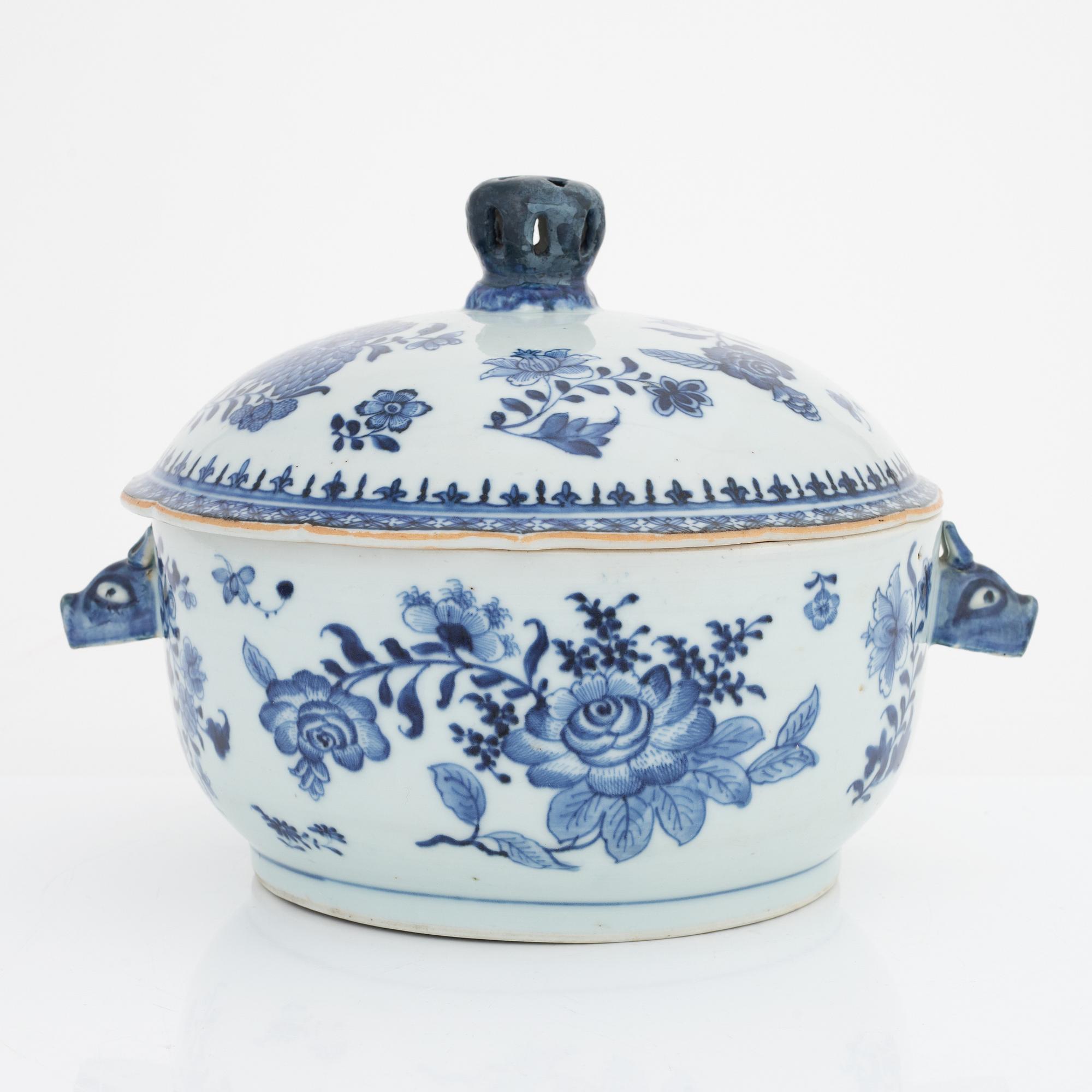 Terrin med lock, porslin, Qingdynasti, Kina, omkring 1800.
