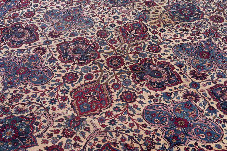 An oriental carpet, approx. 411 x 326 cm.