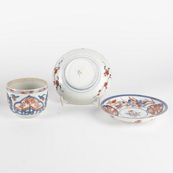 Tallrikar, två stycken, Assietter, tre stycken samt en skål, porslin. Japan, 1700-tal.