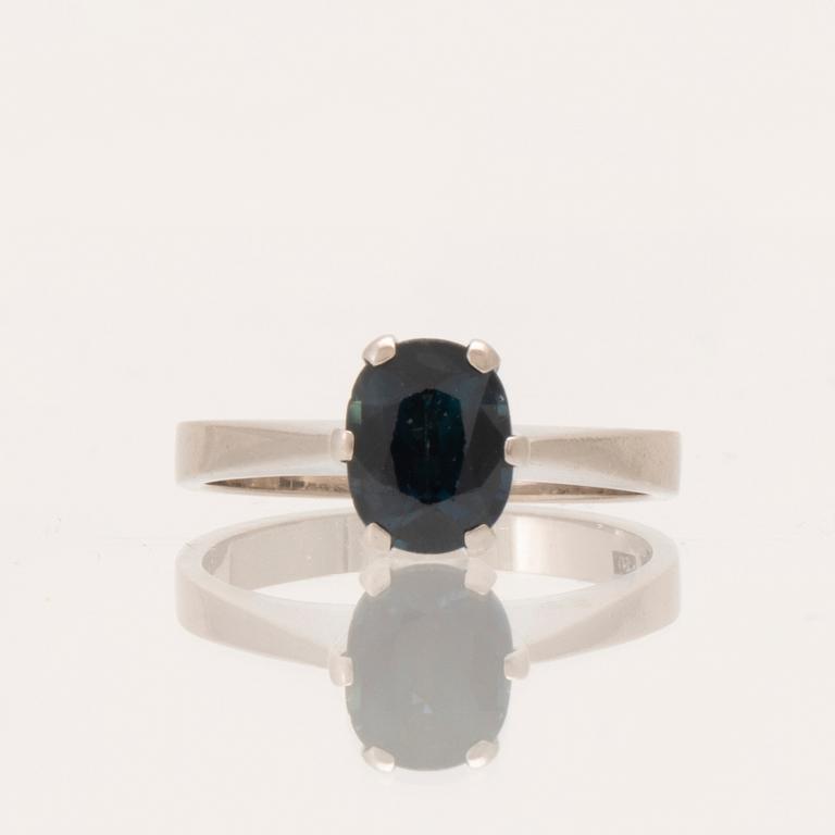 An 18K white gold ring set with an oval faceted sapphire, Atelier Ajour Stockholm 1985.