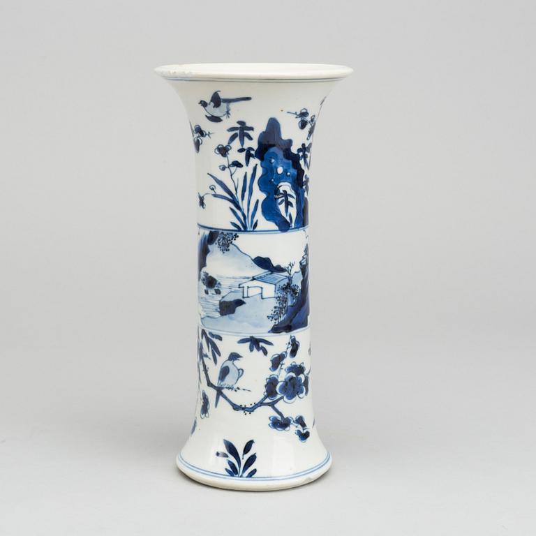 A Chinese porcelain vase kangxi style 20th century,