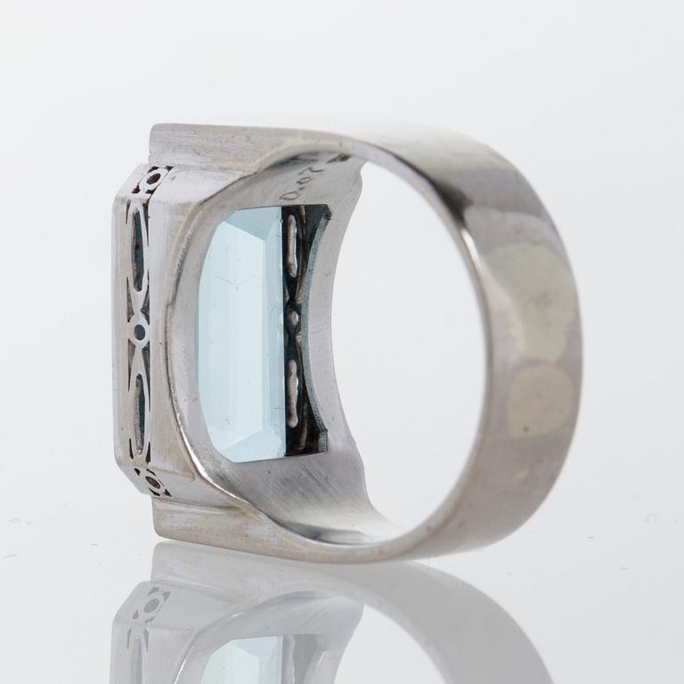 RING, 18K vitguld med akvamarin samt åttkantslipade diamanter ca 0.07 ct.
