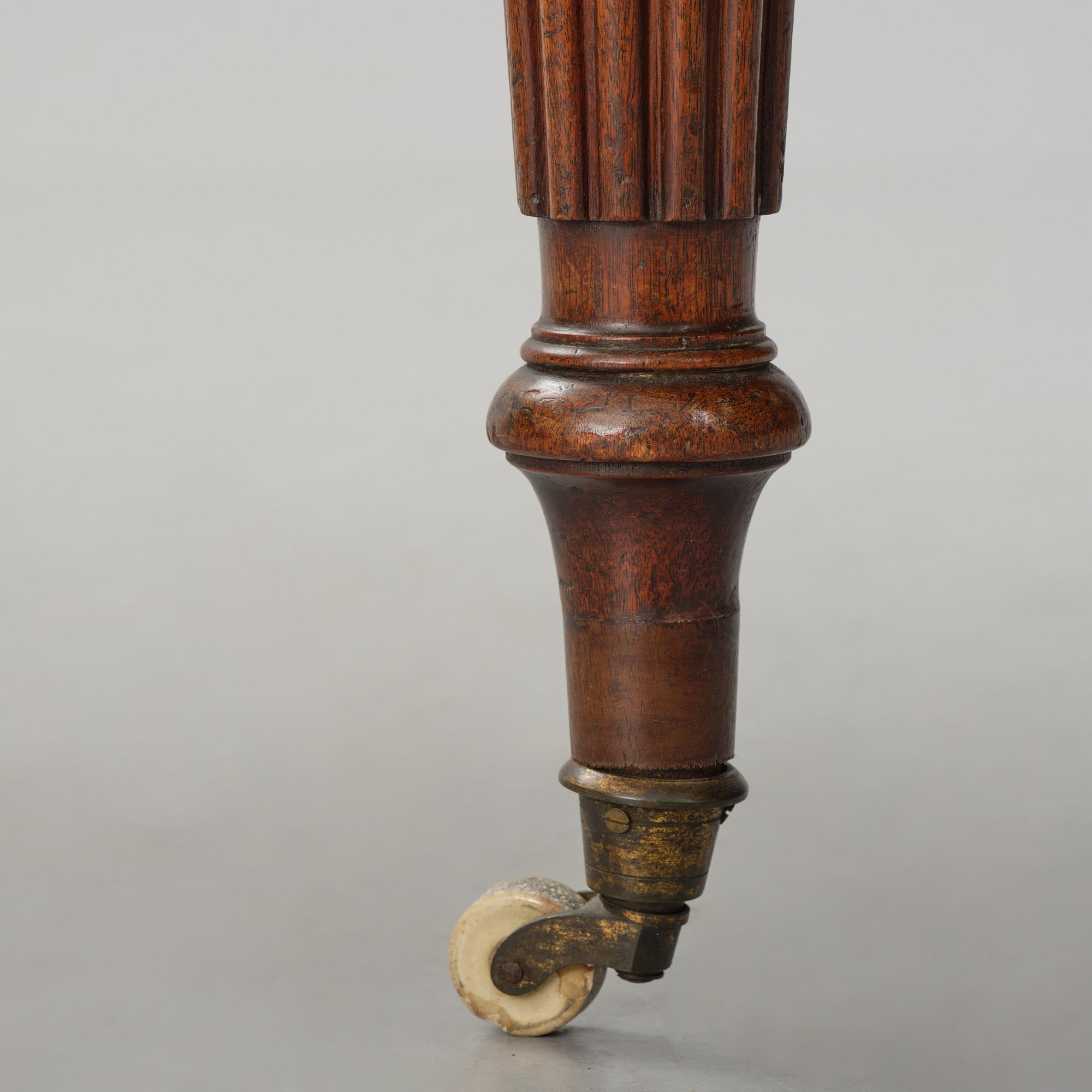 A Regency mahogany dining table, first part 19th century.