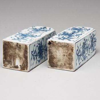 A pair of blue and white bottles, Ming dynasty, 17th Century.