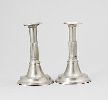 LJUSSTAKAR, ett par, gustaviansk stil, tenn, Nils Abraham Santesson Stockholm 1859.