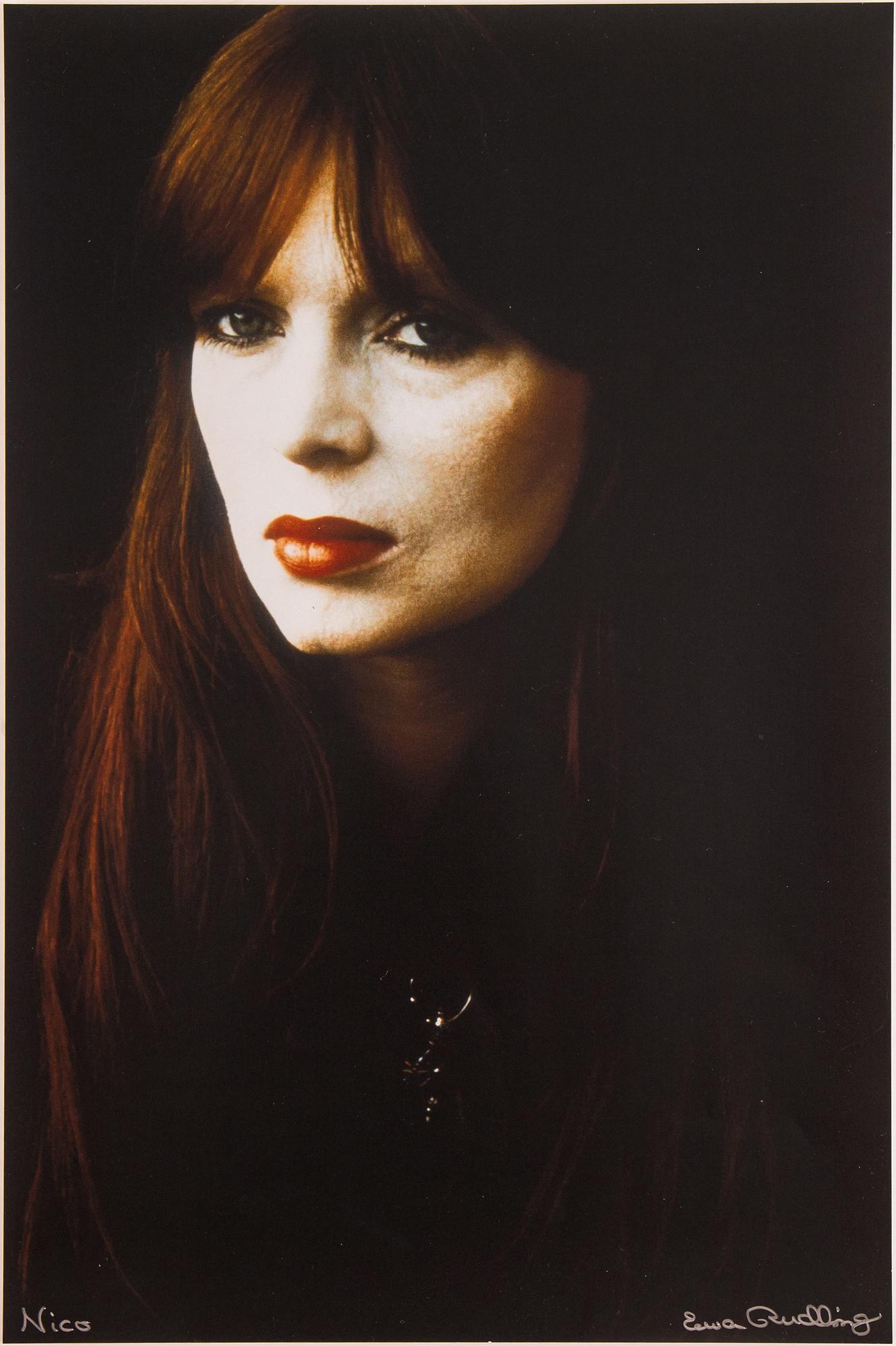 Ewa Rudling, färgfotografi föreställande Nico, signerat.