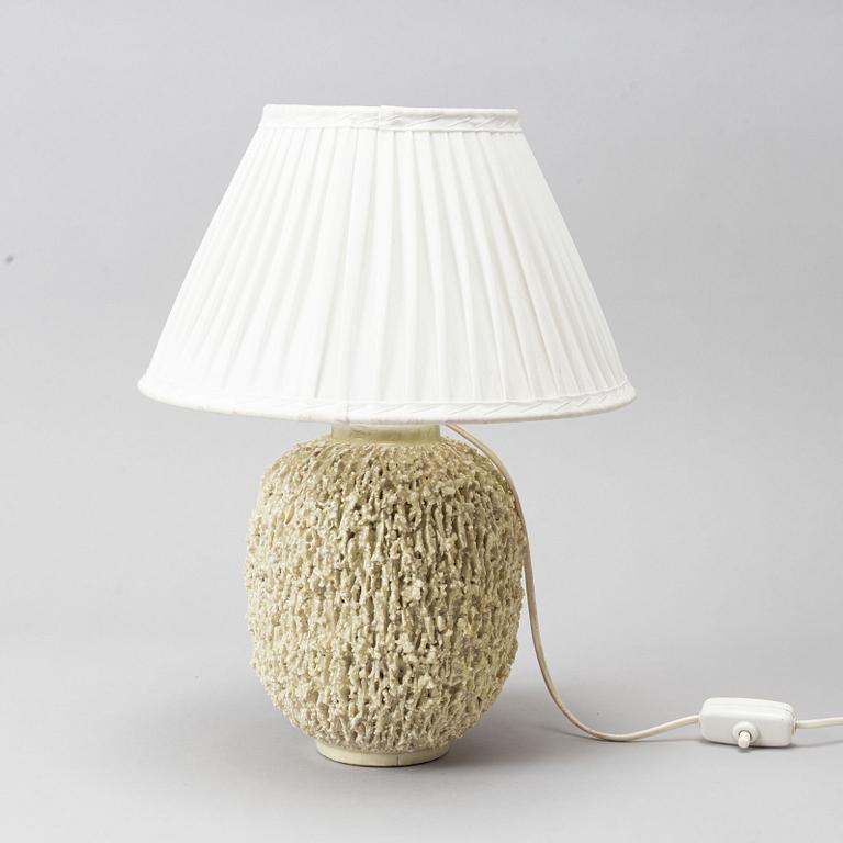 Gunnar Nylund, bordslampa, chamotterat stengods, "Igelkottvasen", Rörstrand, formgiven 1936.