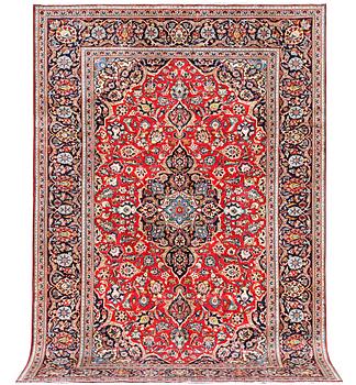 A Kashan carpet, c. 315 x 208 cm.