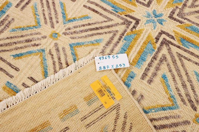 Matta, Marocko, modern design, ca 287 x 253 cm.