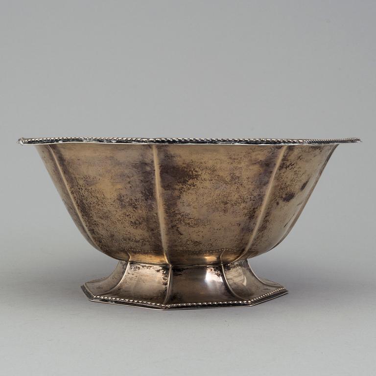 A Danish silver bowl by Møinichen from 1921. Weight 442 gram.