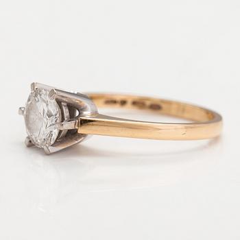 An 18K gold ring with a ca. 1.13 ct diamond. Finland 1981. With certificate.