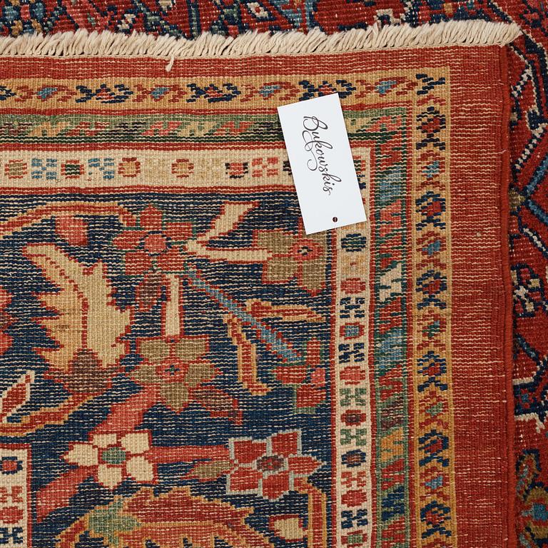 A carpet, Antique Mahal, ca 413,5 x 320-322,5 cm.