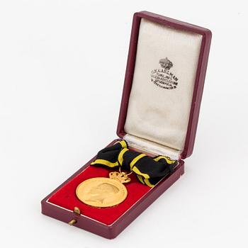 MEDALJ, 18 k guld, Pro Patria, Gustaf V, 1946. Vikt ca 30 gram.