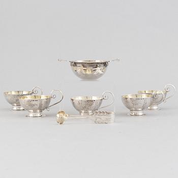 5+1 swedish silver mugs and a sugar tongs, including Erik Lindbeck, Nederkalix 1939.