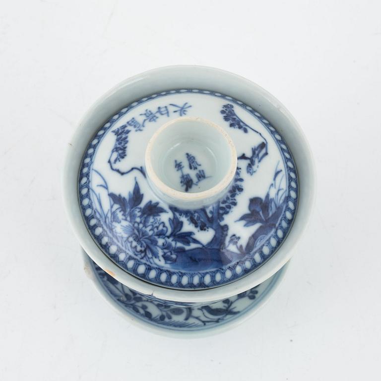A blue and white Chinese cup with cover and stand, Qing dynasti, 19th century.