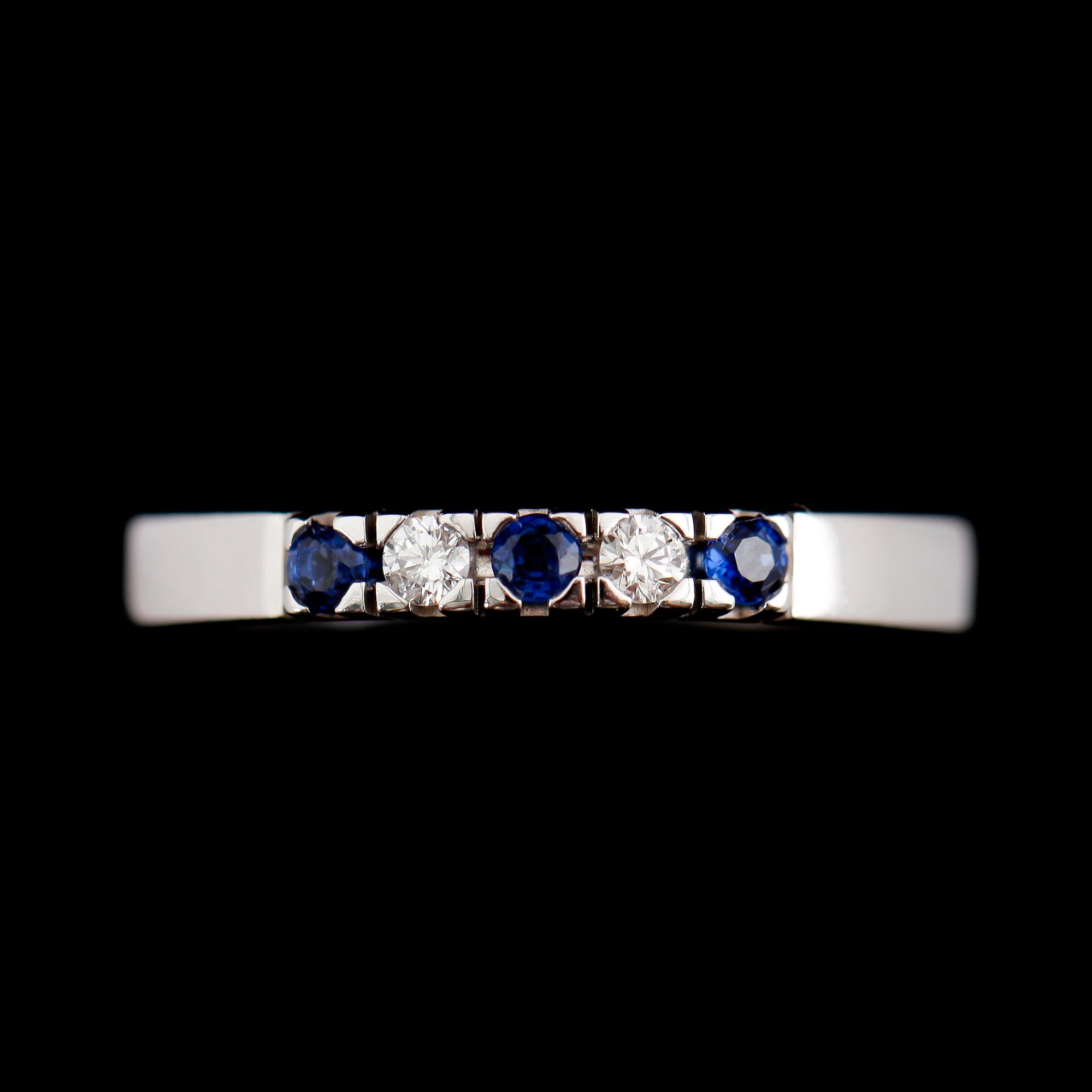 RING, 18 k vitguld med mindre briljanter och blå safirer, 1982.