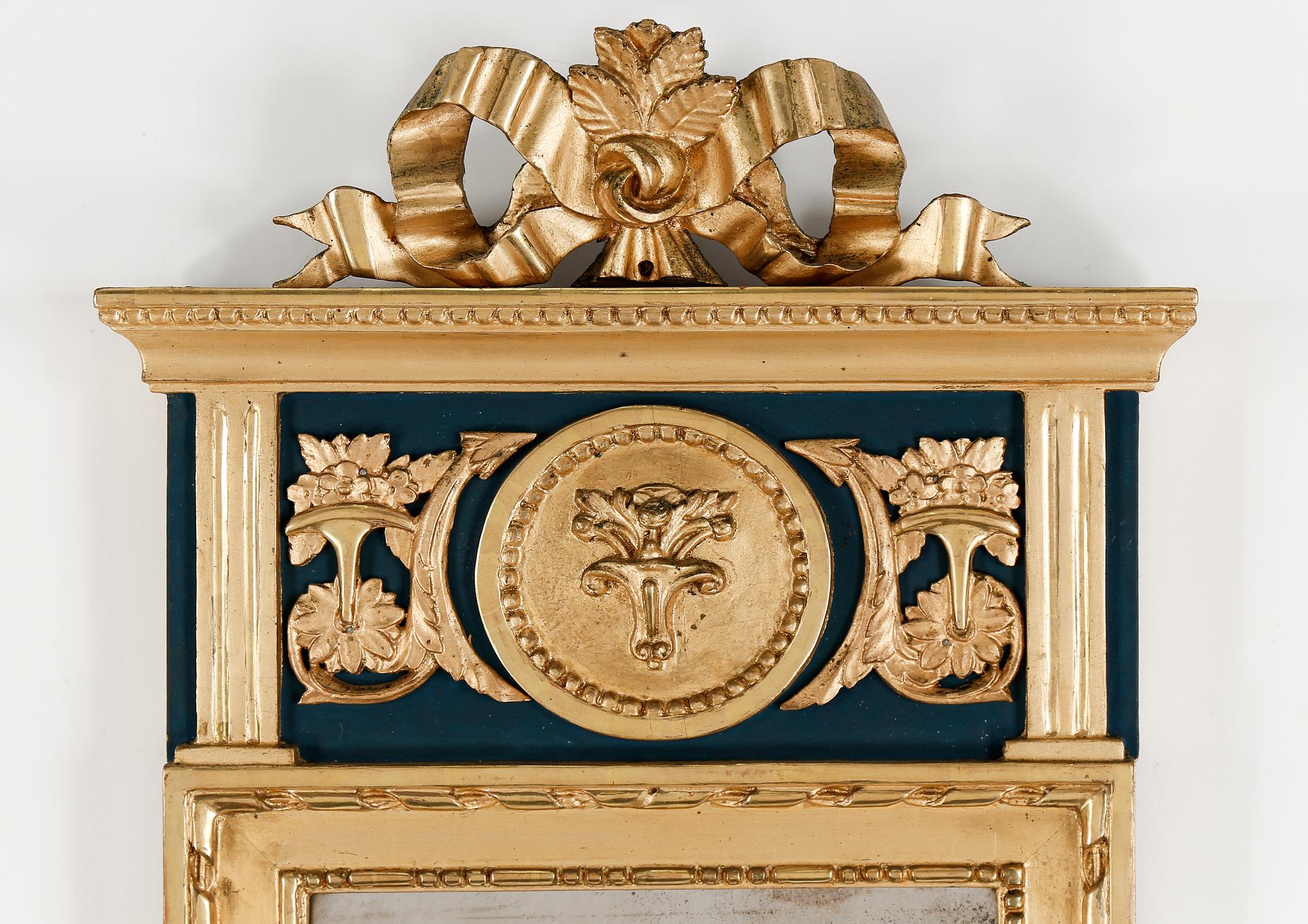 SPEGEL, gustaviansk, bär Stockholms hallstämpel 1796.