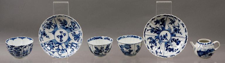 KOPPAR MED FAT samt MINIATYRKANNA, porslin, Kangxi (1662-1722), Kina.