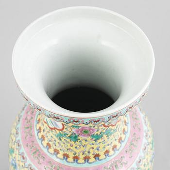 A Chinese porcelain vase, second half of te 20th century.