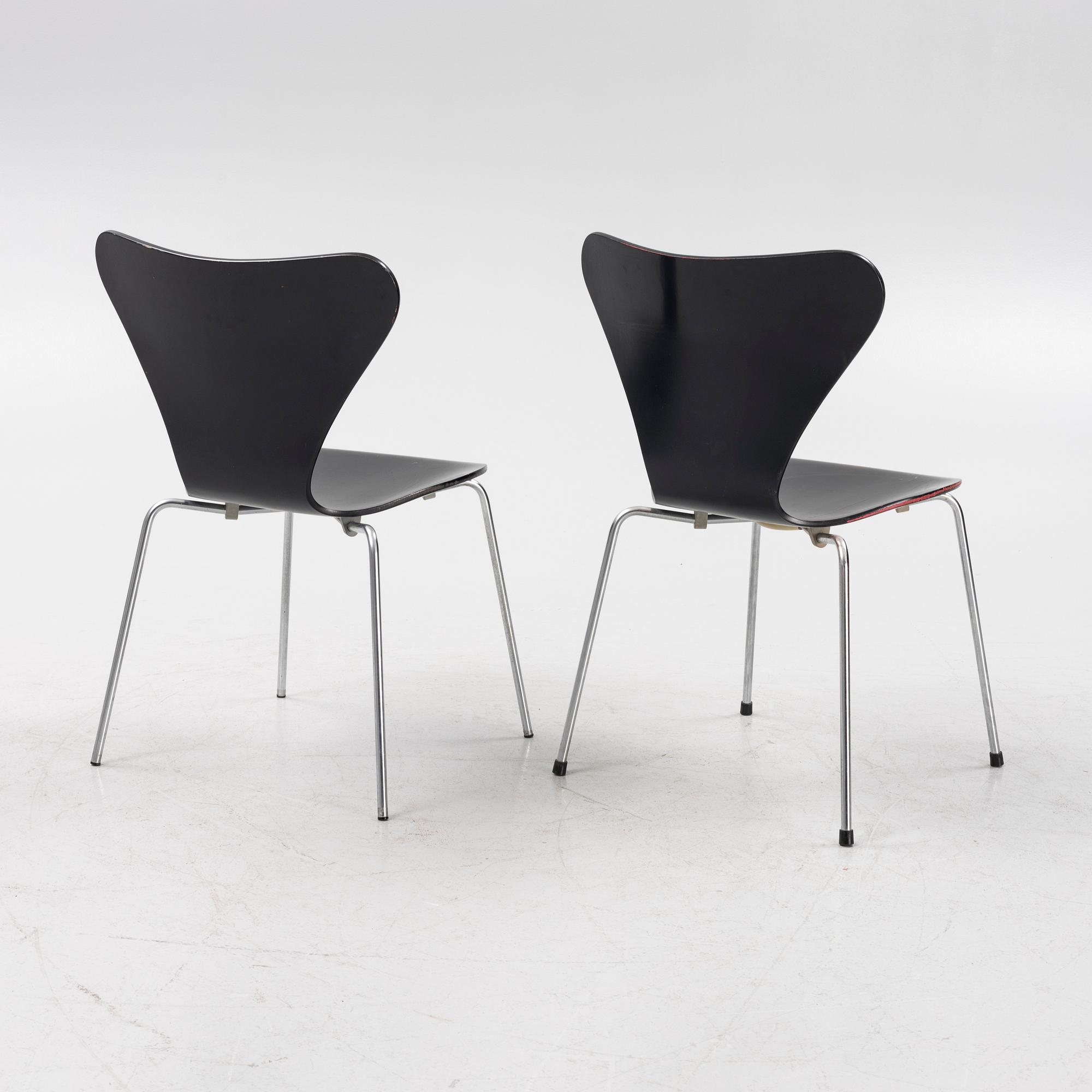 Arne Jacobsen, a set of five 'series 7' chairs from Fritz Hansen, Denmark.