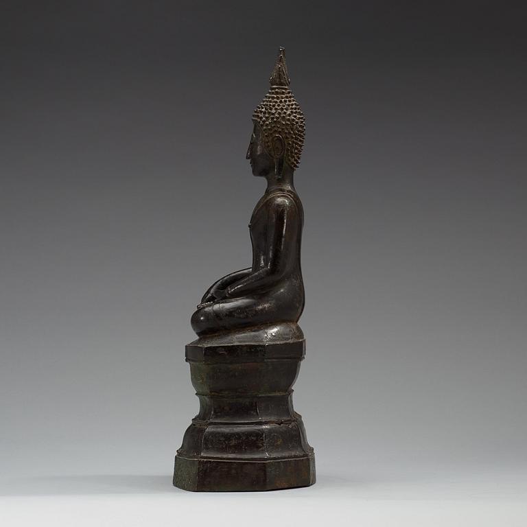 BUDDHA, brons. Thailand, 1800-tal eller äldre. Sockeln med inskription.
