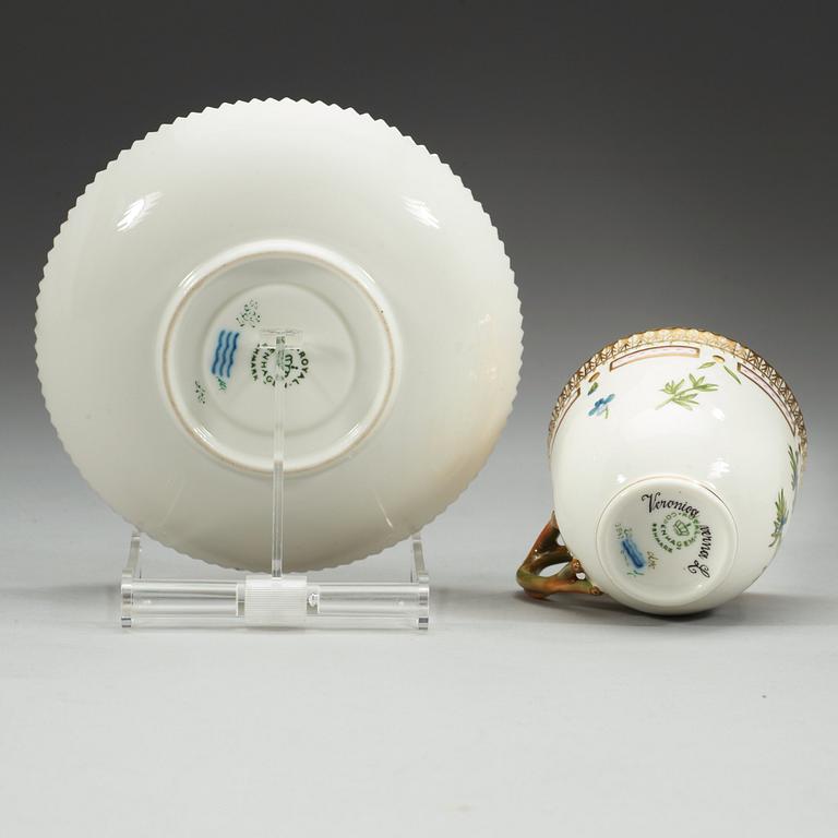 KAFFEKOPPAR med FAT, sju stycken, porslin. "Flora Danica", Kungl. Dansk, 1900-tal.