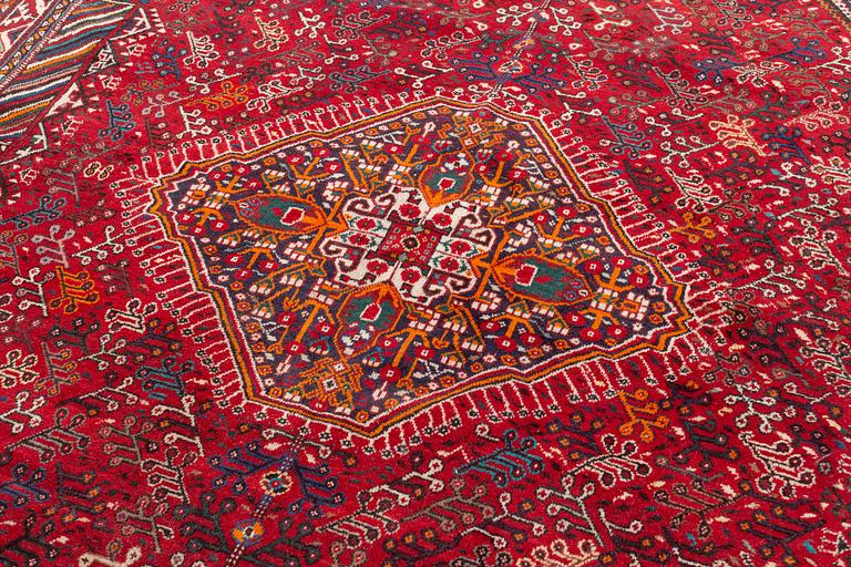 A carpet, Shiraz, ca 318 x 205 cm.