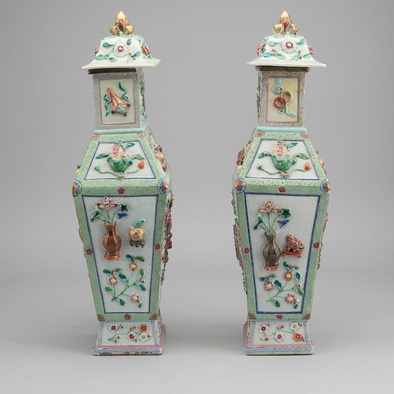 A PAIR OF CHINESE PORCELAIN VASES CA 1900.