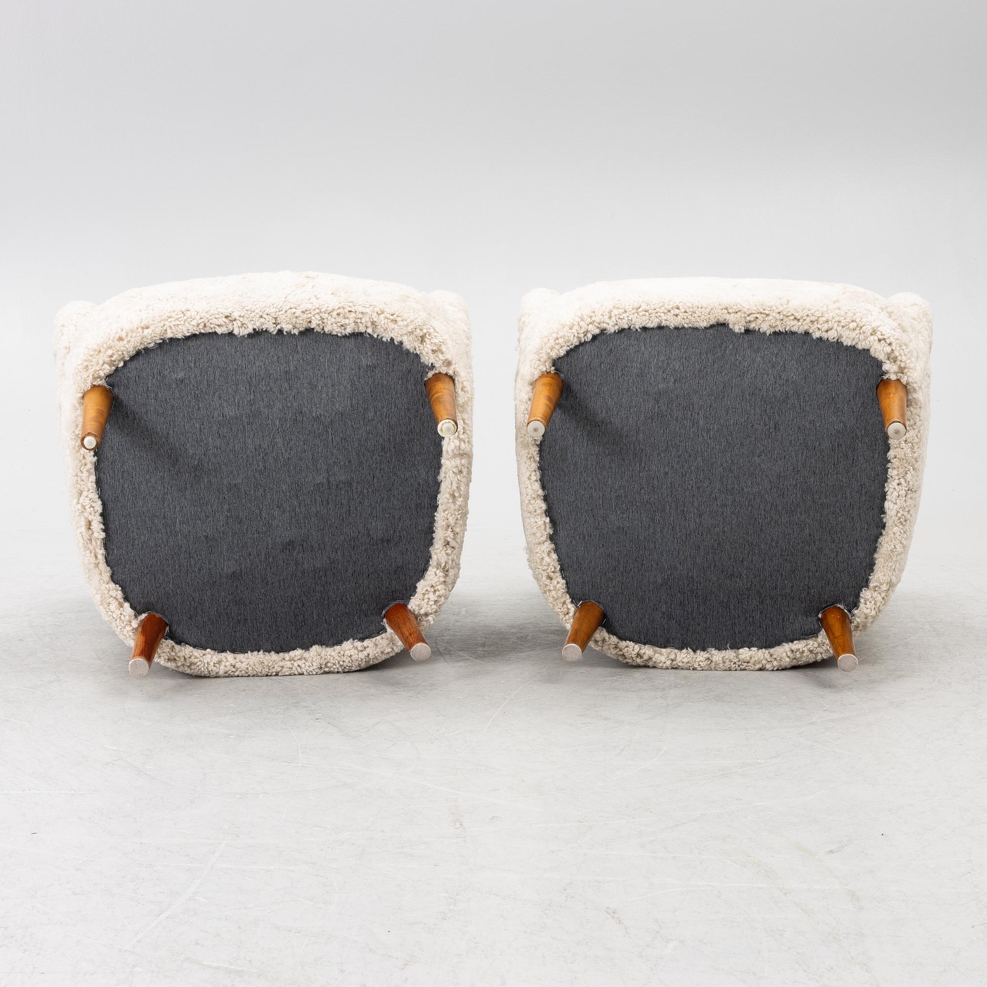 Carl Malmsten, A pair of Samsas easy chairs, second half of the 20th century.