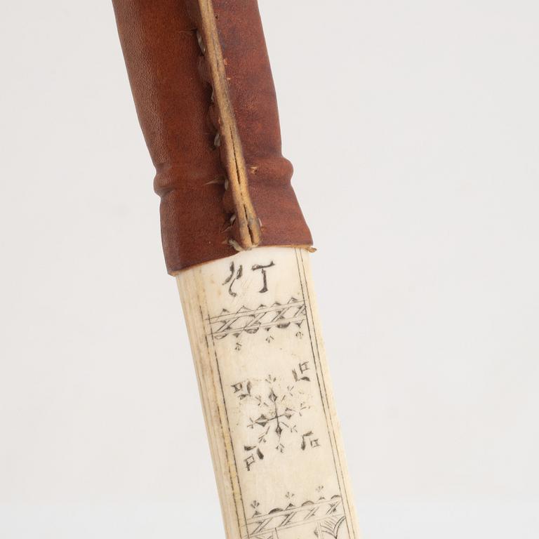 Knivar, 2 st, signerade, Erik Tuolja och Erik Oja.