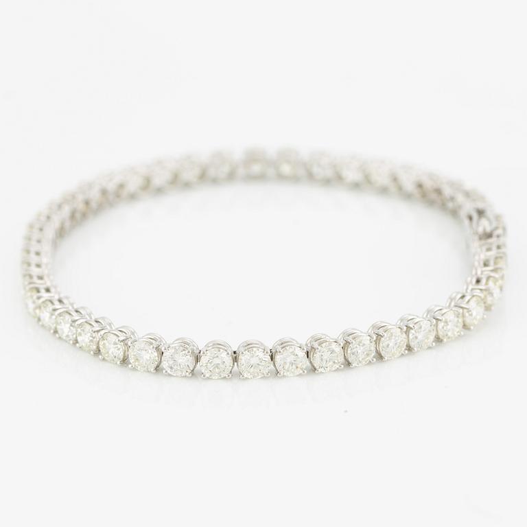 Tennis bracelet with brilliant-cut diamonds.
